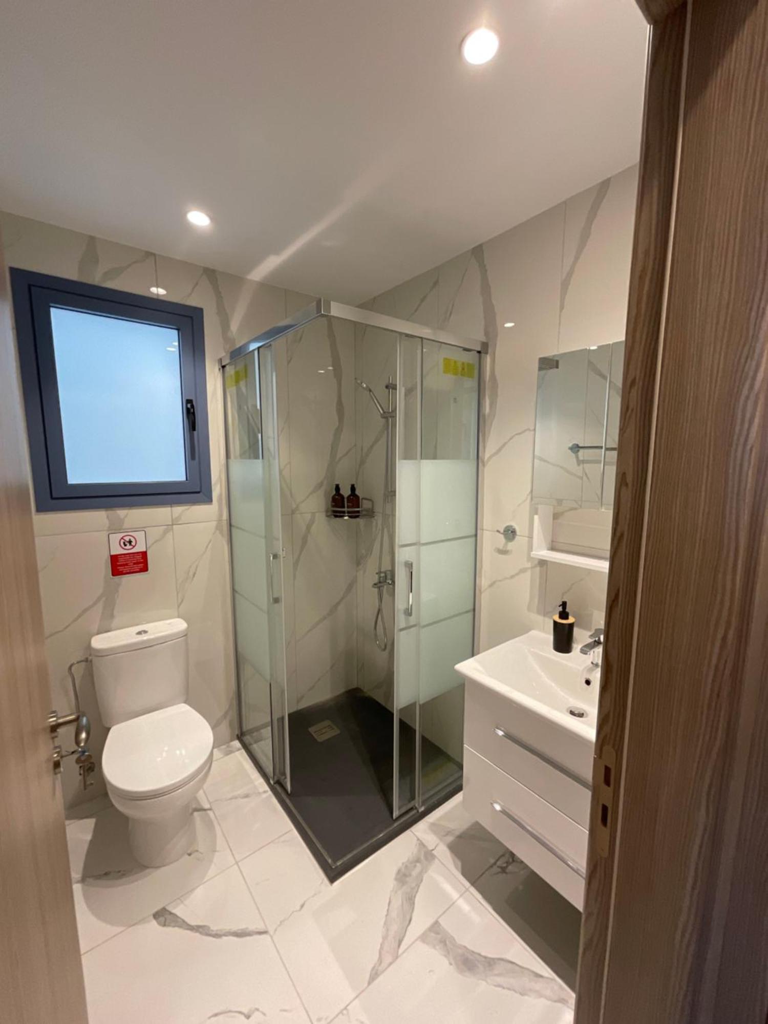 Le Voyageur By The Sea - Furnished Rooms Larnaca Eksteriør billede