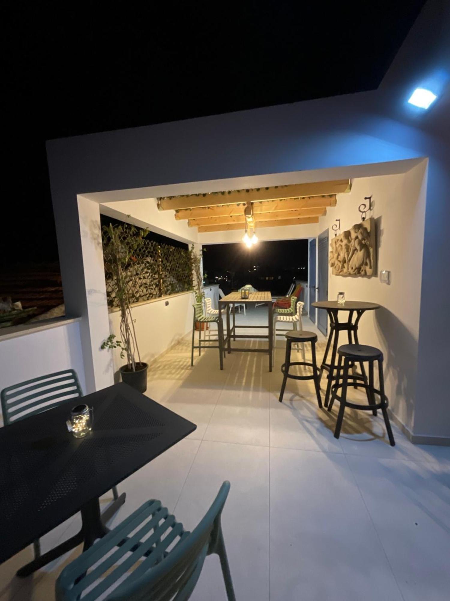 Le Voyageur By The Sea - Furnished Rooms Larnaca Eksteriør billede